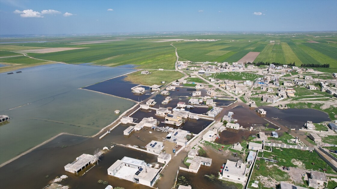 سوريا.. سيول تغرق منازل وأراضي عشرات العائلات بريف إدلب