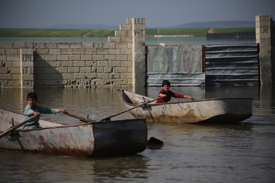 سوريا.. سيول تغرق منازل وأراضي عشرات العائلات بريف إدلب