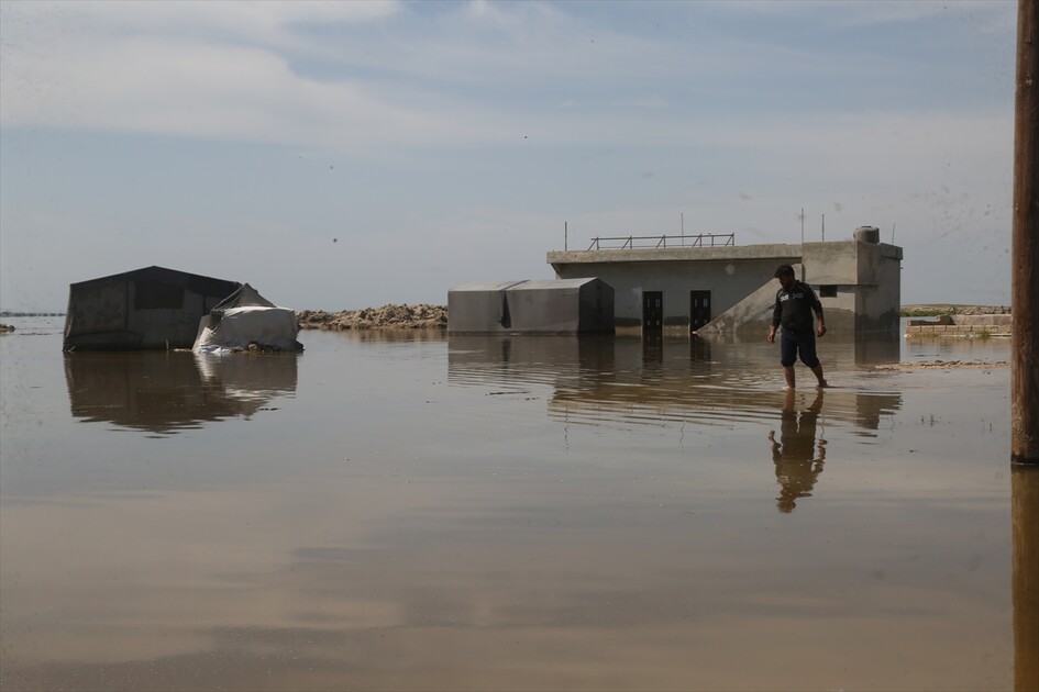 سوريا.. سيول تغرق منازل وأراضي عشرات العائلات بريف إدلب