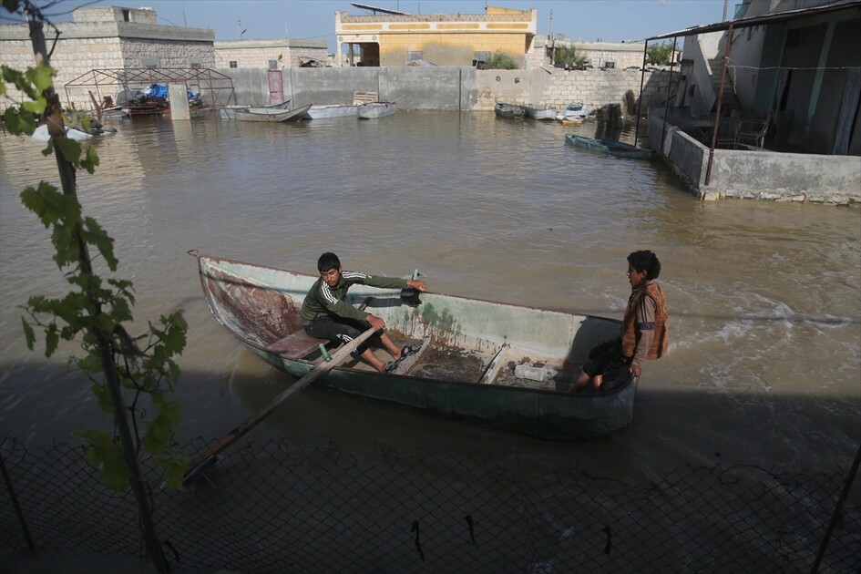 سوريا.. سيول تغرق منازل وأراضي عشرات العائلات بريف إدلب