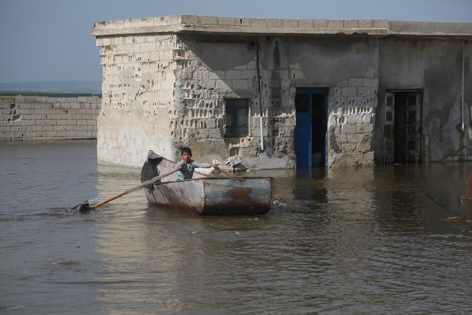 سوريا.. سيول تغرق منازل وأراضي عشرات العائلات بريف إدلب