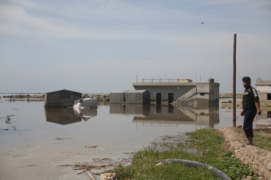 سوريا.. سيول تغرق منازل وأراضي عشرات العائلات بريف إدلب