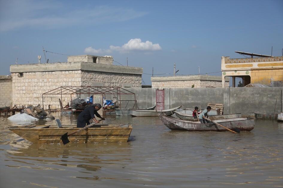 سوريا.. سيول تغرق منازل وأراضي عشرات العائلات بريف إدلب