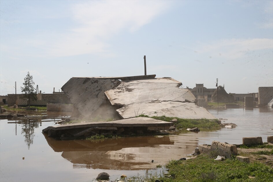 سوريا.. سيول تغرق منازل وأراضي عشرات العائلات بريف إدلب