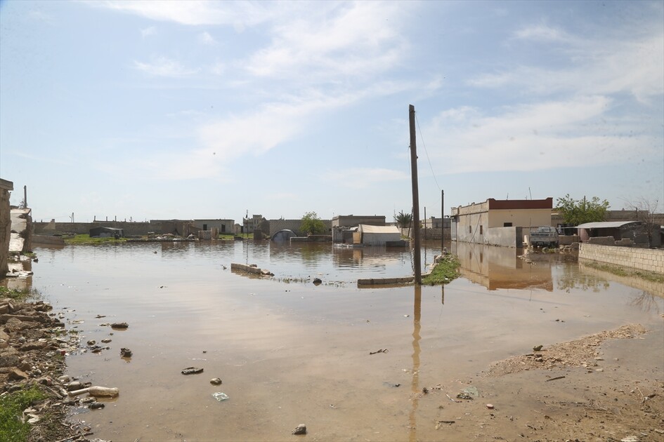 سوريا.. سيول تغرق منازل وأراضي عشرات العائلات بريف إدلب