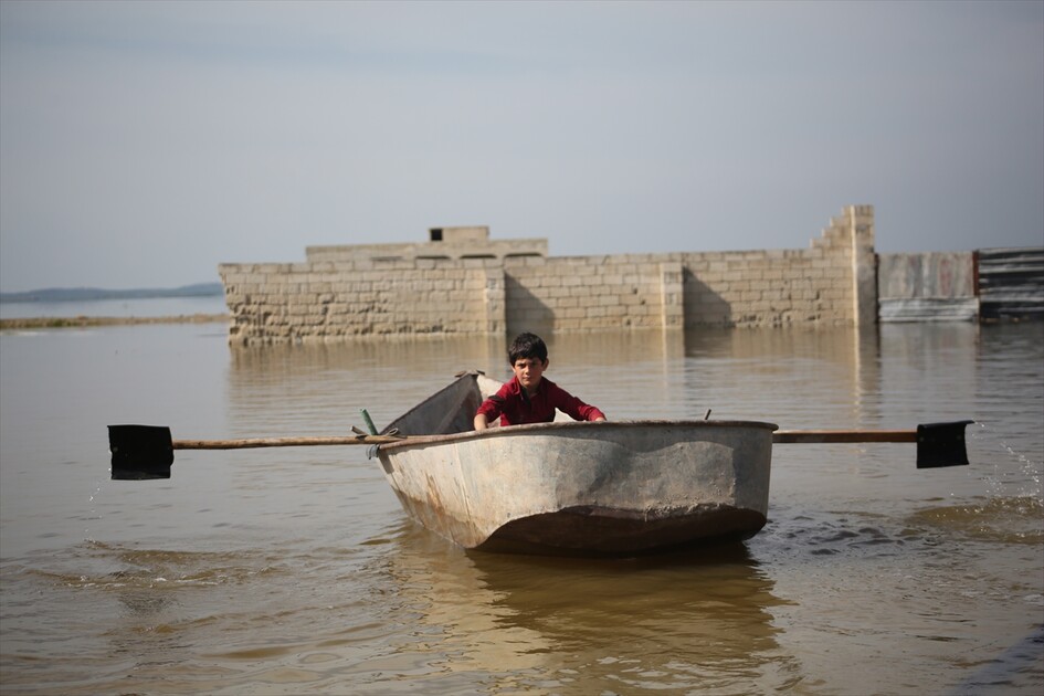 سوريا.. سيول تغرق منازل وأراضي عشرات العائلات بريف إدلب