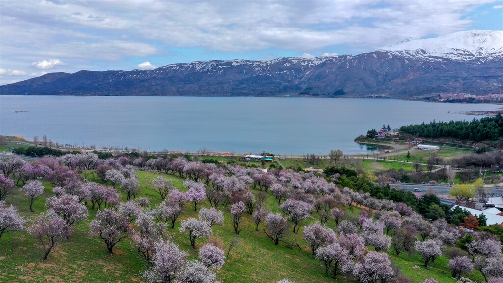 Hazar Gölü ziyaretçilerine baharın ve kışın renklerini bir arada sunuyor