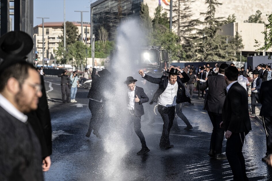 مئات اليهود الحريديم يغلقون مدخل القدس