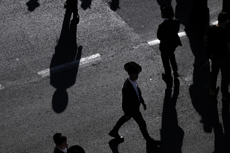 مئات اليهود الحريديم يغلقون مدخل القدس