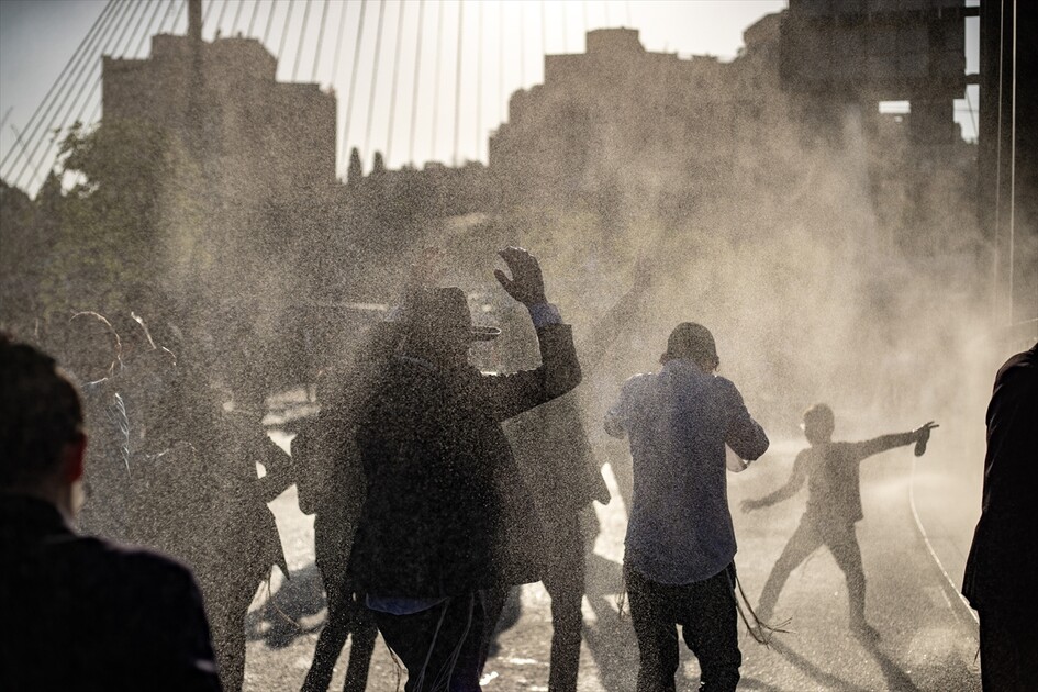 مئات اليهود الحريديم يغلقون مدخل القدس