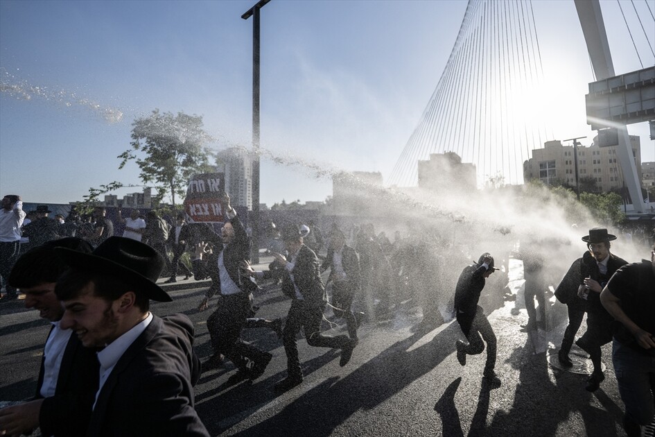 مئات اليهود الحريديم يغلقون مدخل القدس