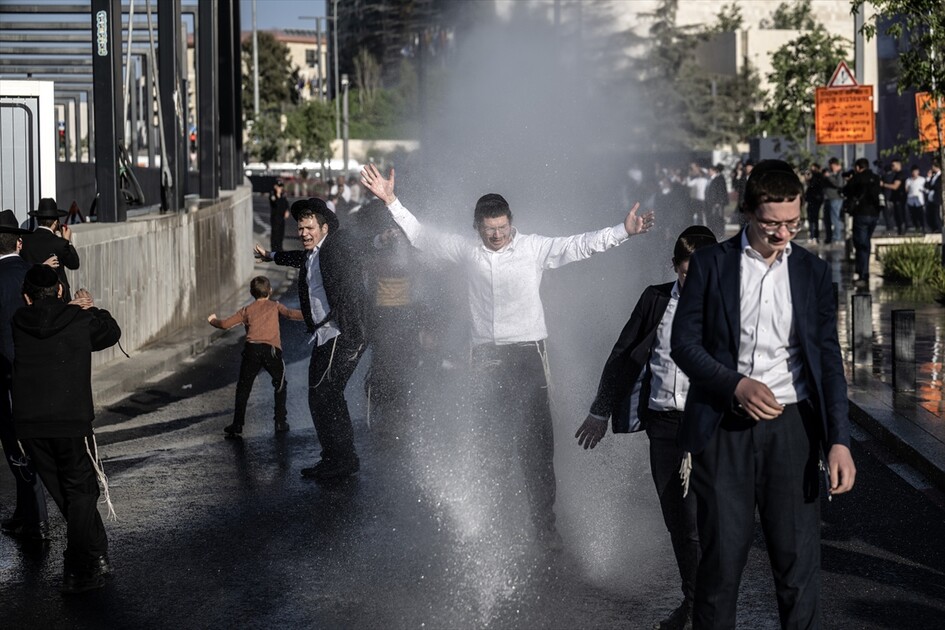 مئات اليهود الحريديم يغلقون مدخل القدس