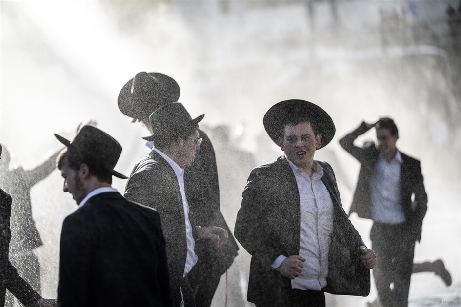 مئات اليهود الحريديم يغلقون مدخل القدس