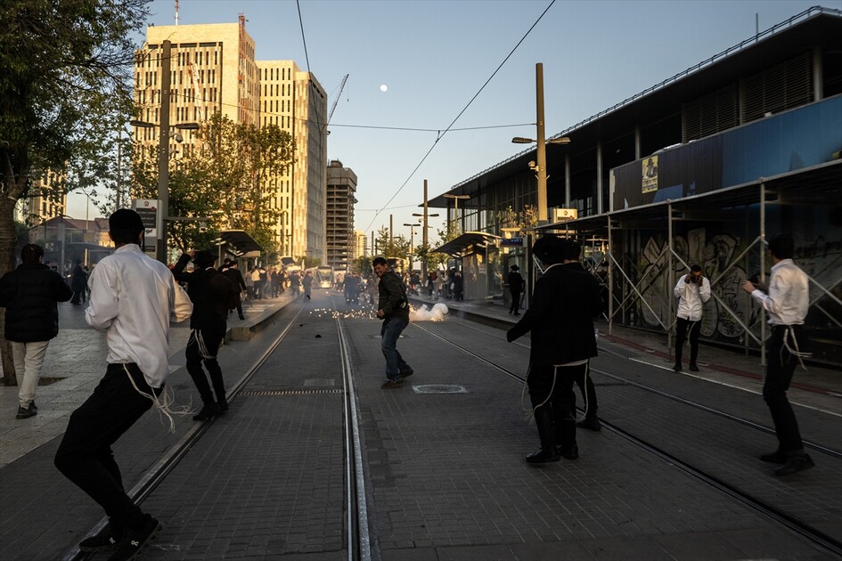 مئات اليهود الحريديم يغلقون مدخل القدس