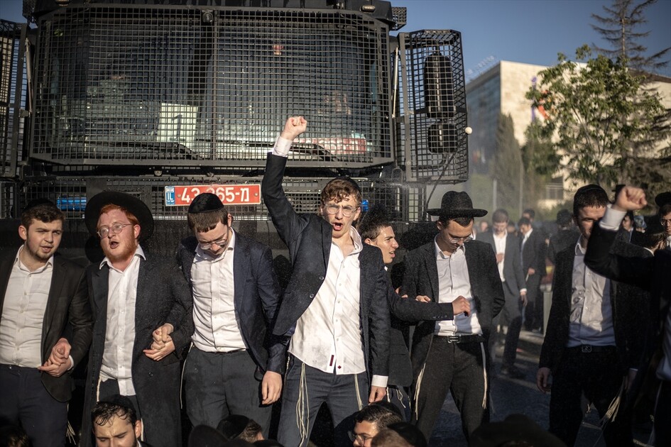 مئات اليهود الحريديم يغلقون مدخل القدس