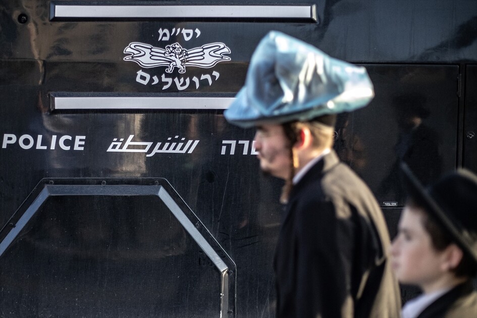 مئات اليهود الحريديم يغلقون مدخل القدس