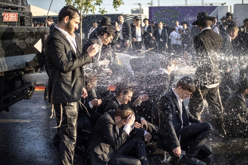 مئات اليهود الحريديم يغلقون مدخل القدس