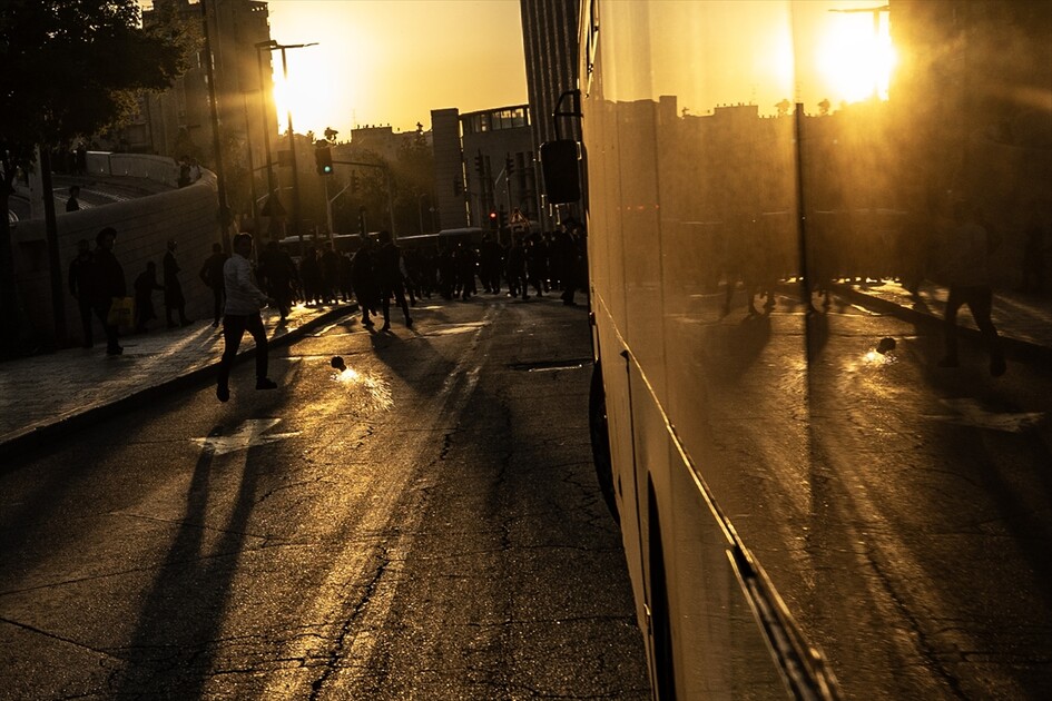 مئات اليهود الحريديم يغلقون مدخل القدس