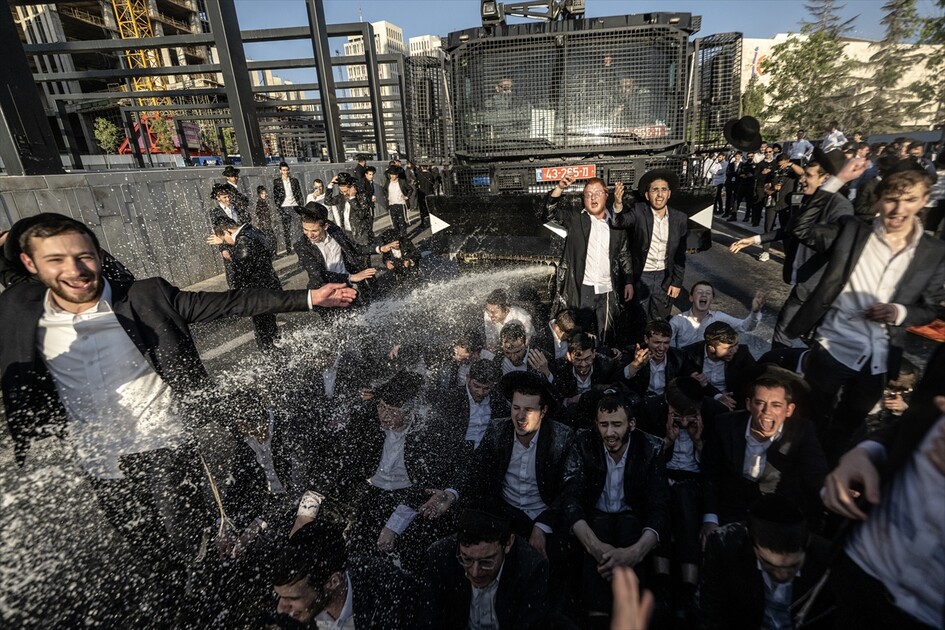 مئات اليهود الحريديم يغلقون مدخل القدس