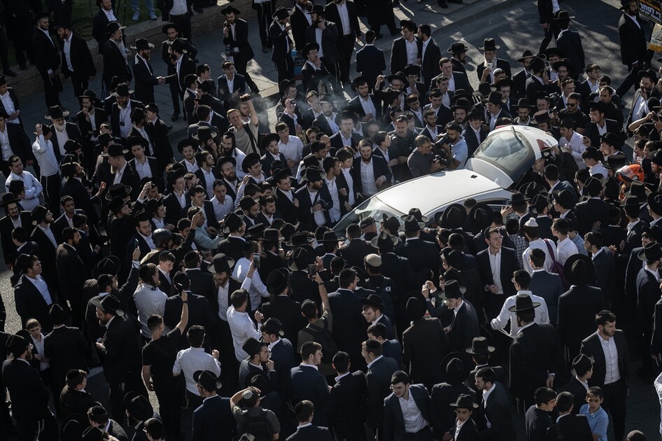 مئات اليهود الحريديم يغلقون مدخل القدس