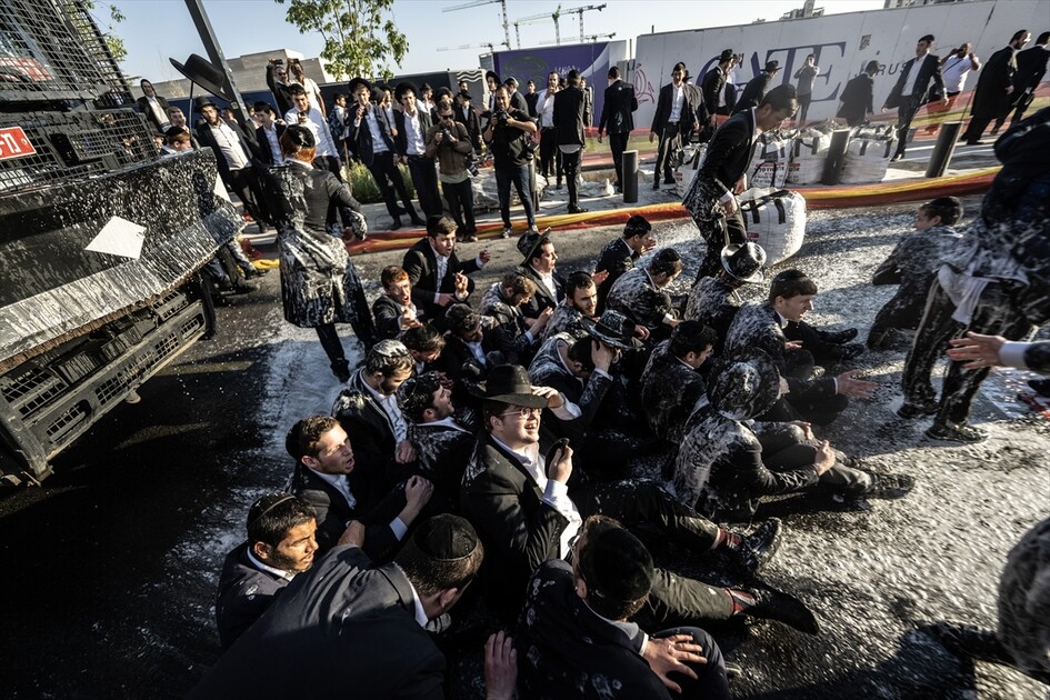 مئات اليهود الحريديم يغلقون مدخل القدس