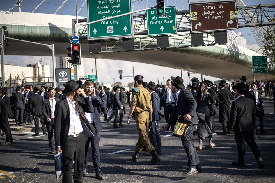 مئات اليهود الحريديم يغلقون مدخل القدس