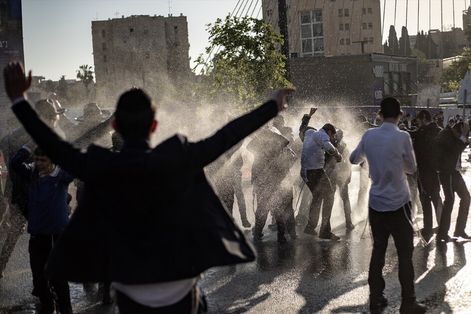 مئات اليهود الحريديم يغلقون مدخل القدس