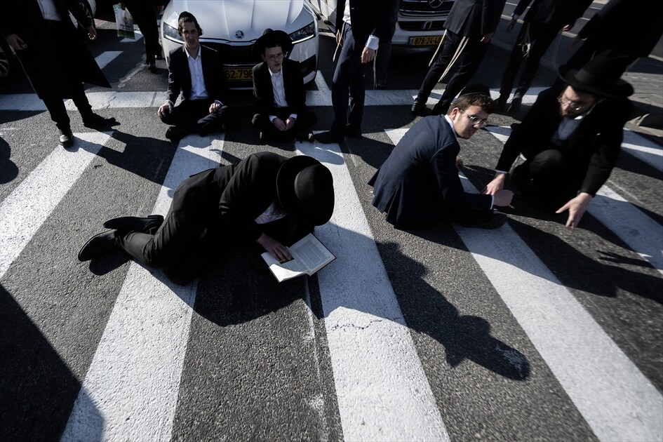 مئات اليهود الحريديم يغلقون مدخل القدس