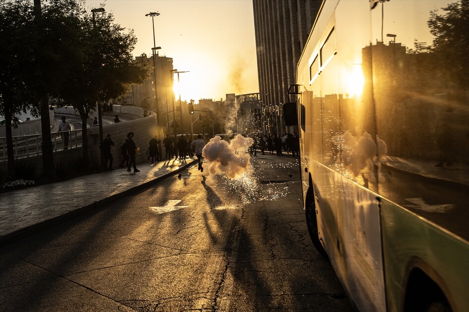 مئات اليهود الحريديم يغلقون مدخل القدس