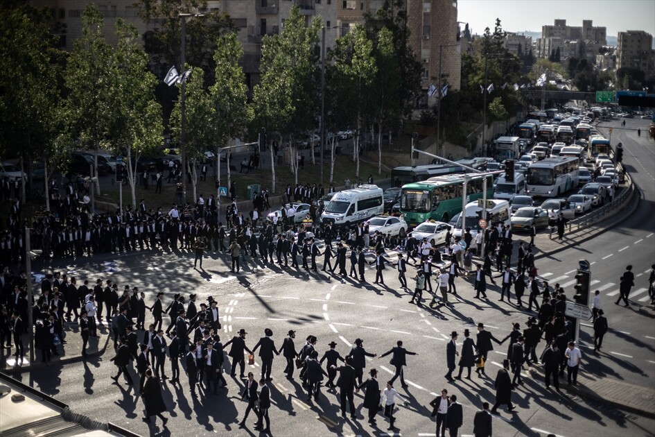 مئات اليهود الحريديم يغلقون مدخل القدس