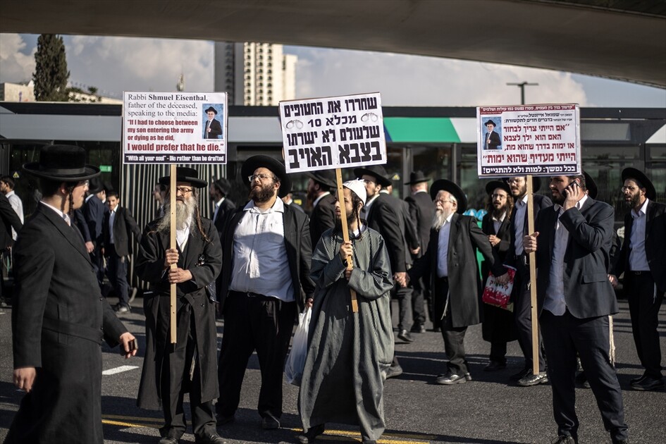 مئات اليهود الحريديم يغلقون مدخل القدس