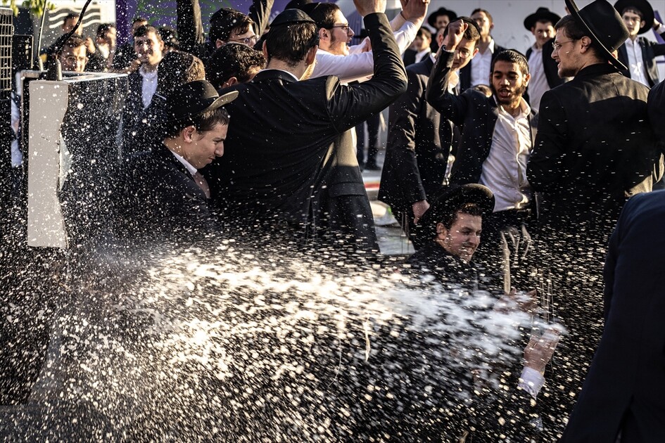 مئات اليهود الحريديم يغلقون مدخل القدس