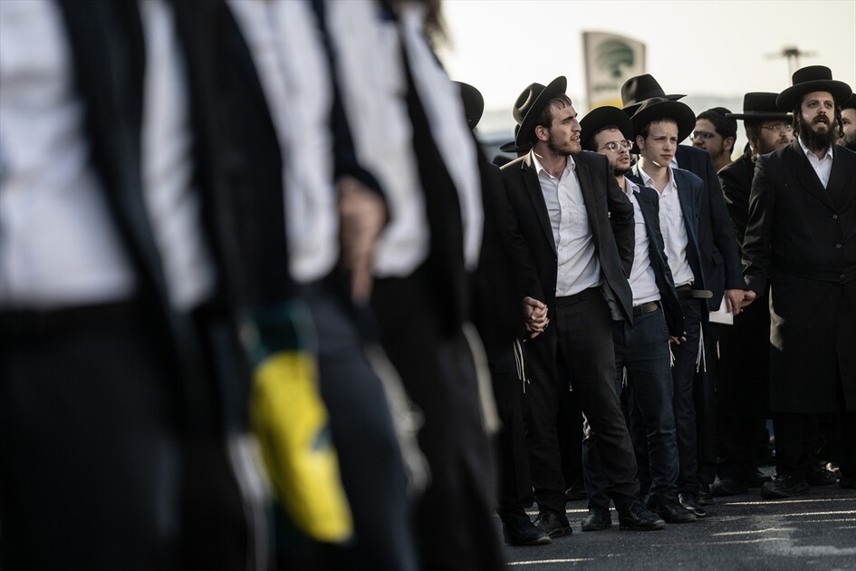 مئات اليهود الحريديم يغلقون مدخل القدس