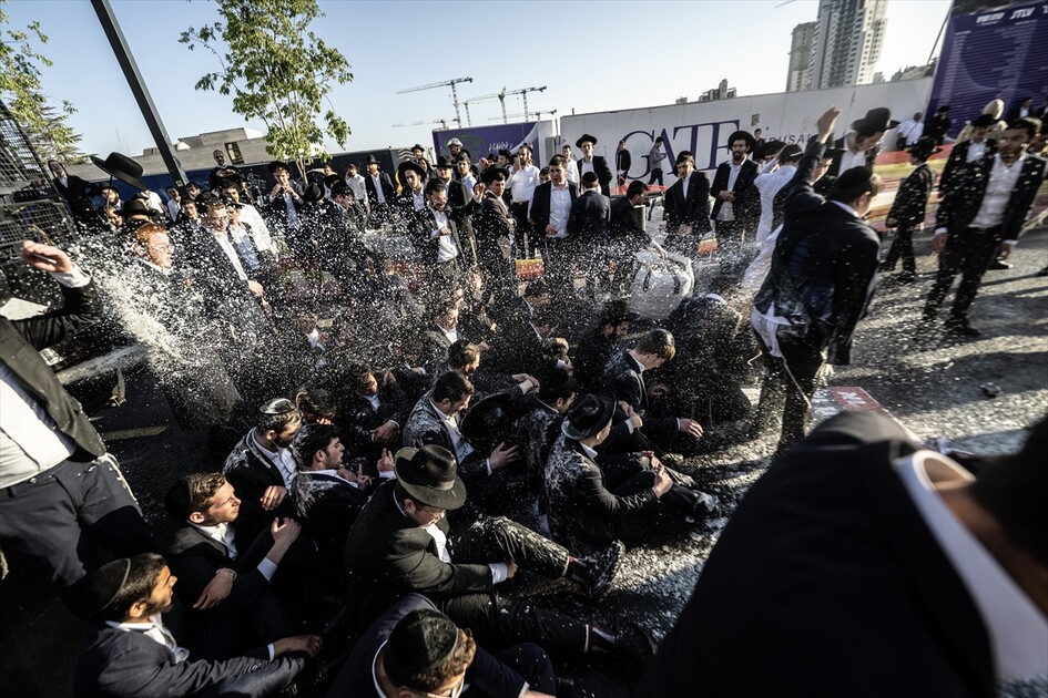 مئات اليهود الحريديم يغلقون مدخل القدس