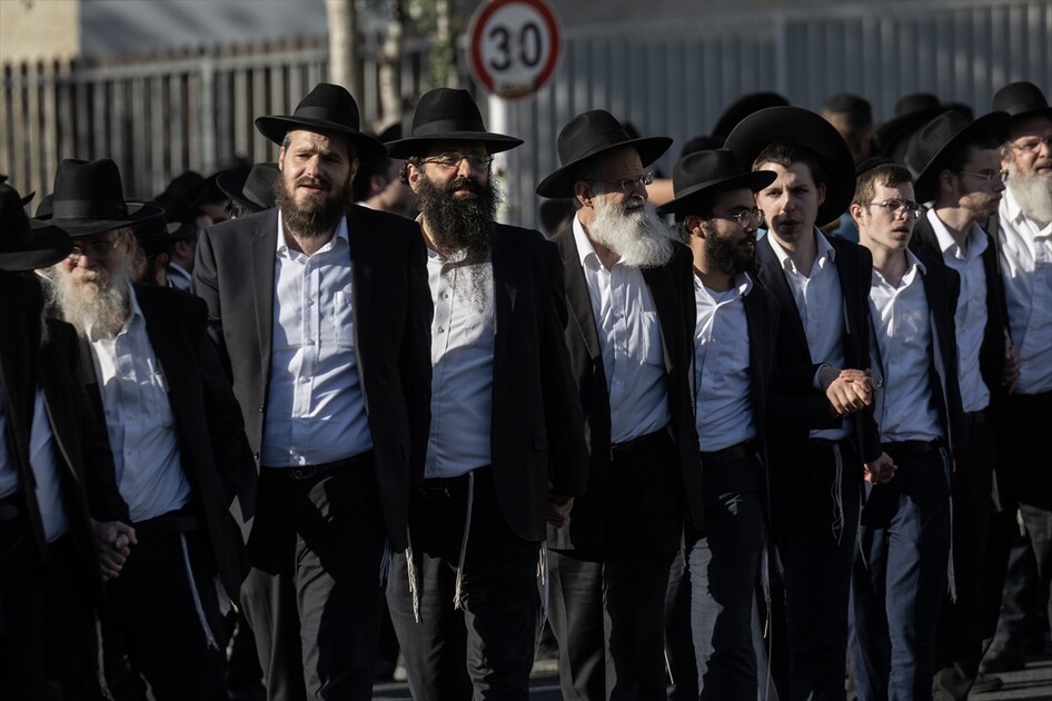 مئات اليهود الحريديم يغلقون مدخل القدس