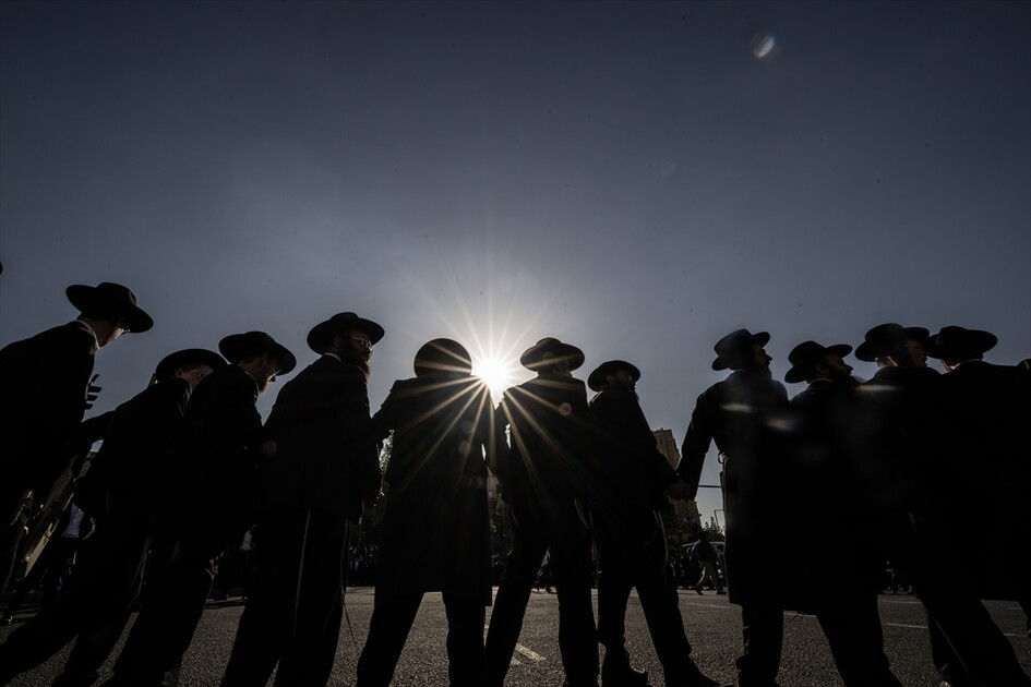 مئات اليهود الحريديم يغلقون مدخل القدس