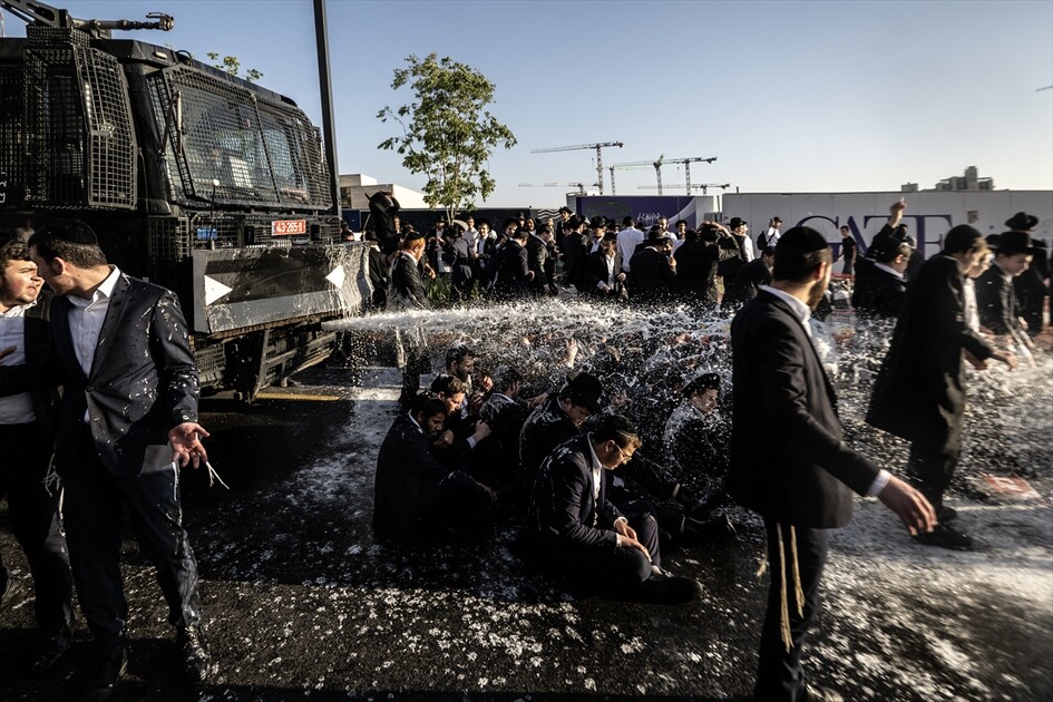 مئات اليهود الحريديم يغلقون مدخل القدس