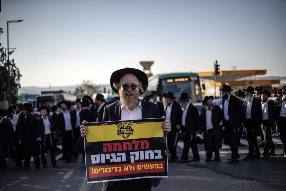 مئات اليهود الحريديم يغلقون مدخل القدس