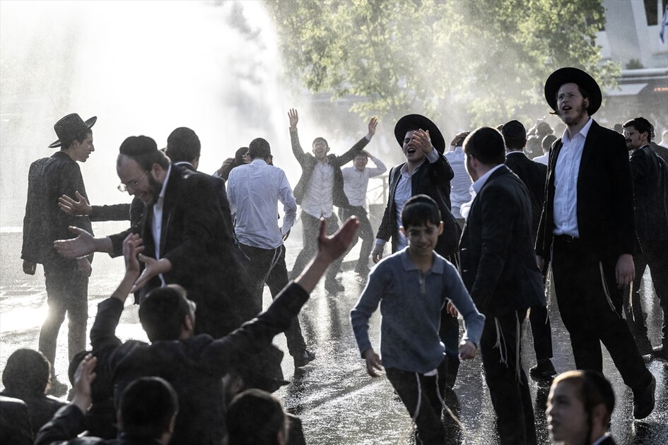 مئات اليهود الحريديم يغلقون مدخل القدس