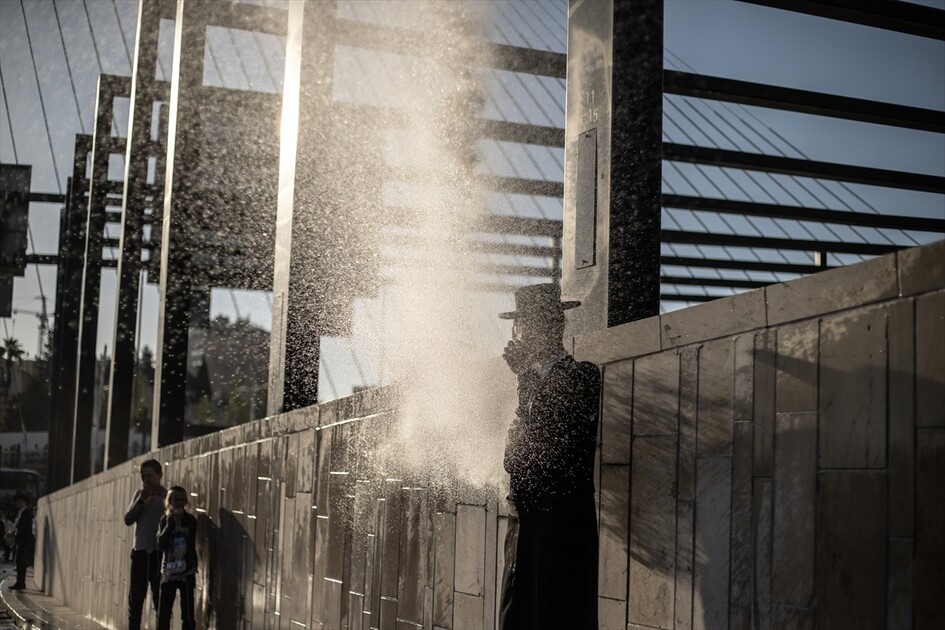 مئات اليهود الحريديم يغلقون مدخل القدس