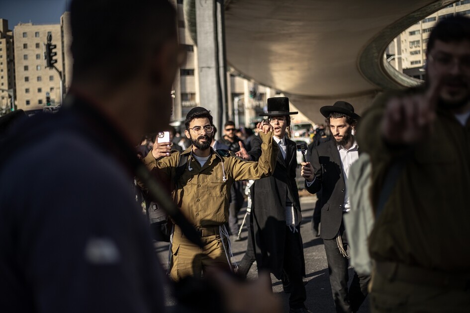 مئات اليهود الحريديم يغلقون مدخل القدس