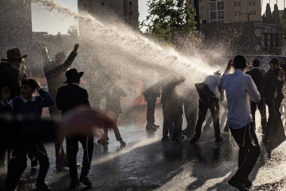 مئات اليهود الحريديم يغلقون مدخل القدس