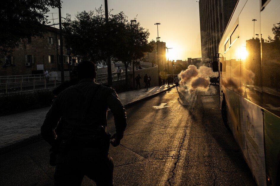 مئات اليهود الحريديم يغلقون مدخل القدس