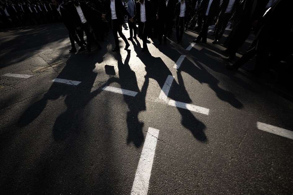 مئات اليهود الحريديم يغلقون مدخل القدس