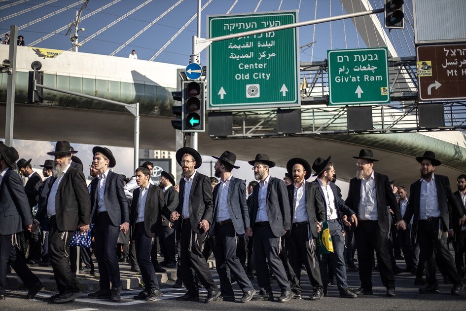 مئات اليهود الحريديم يغلقون مدخل القدس