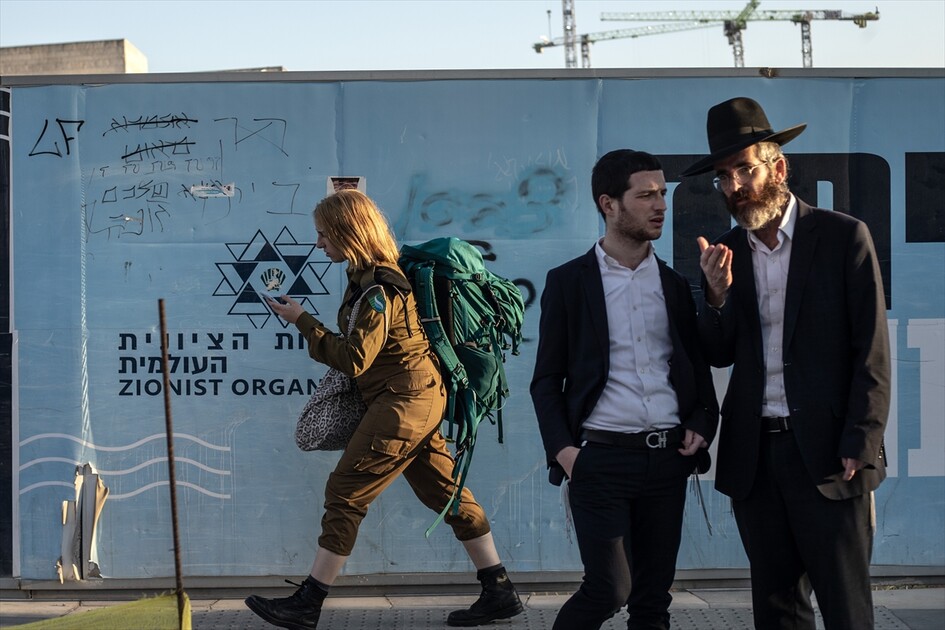 مئات اليهود الحريديم يغلقون مدخل القدس