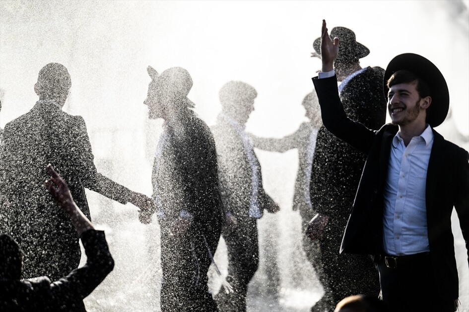 مئات اليهود الحريديم يغلقون مدخل القدس