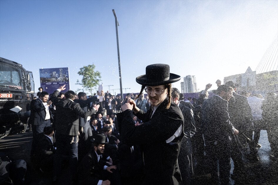 مئات اليهود الحريديم يغلقون مدخل القدس