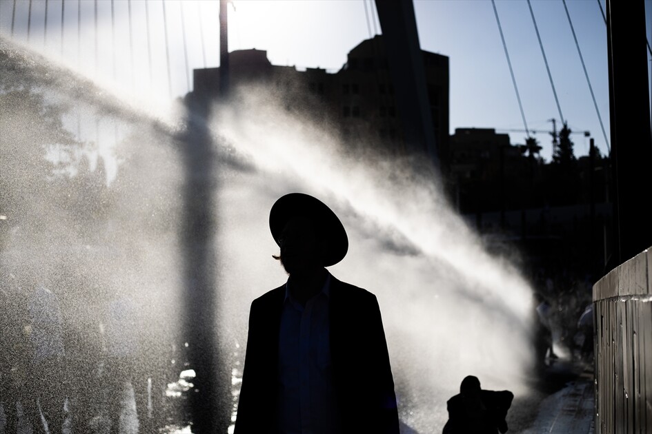 مئات اليهود الحريديم يغلقون مدخل القدس