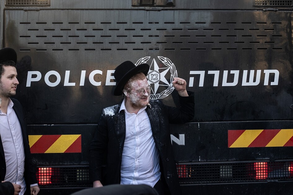 مئات اليهود الحريديم يغلقون مدخل القدس